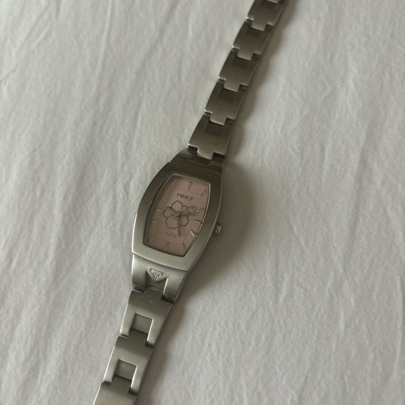 Silver analogue watch with pink watch face from Roxy - Picture 1 of 3